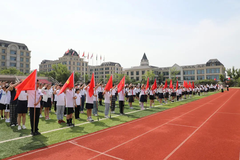 “紅領(lǐng)巾促成長，少先隊員心向黨”——新華公學新隊員入隊儀式